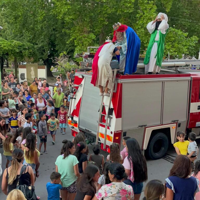 CON ALEGRÍA, TODOS LOS NIÑOS RECIBIMOS A LOS REYES MAGOS