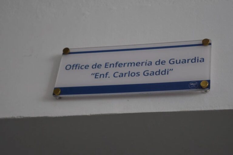 Reconocimiento al enfermero Carlos Gaddi en la inauguración del nuevo sector de guardia